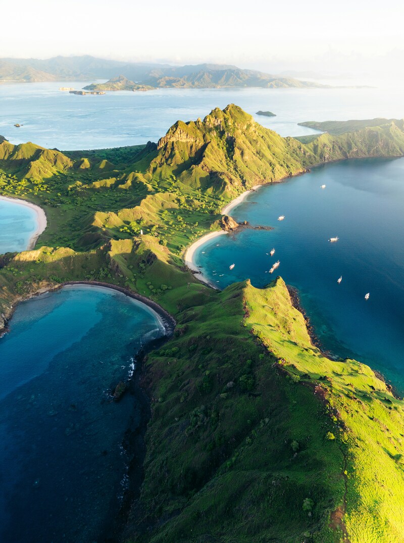 清澈的海面和一片绿色的小山